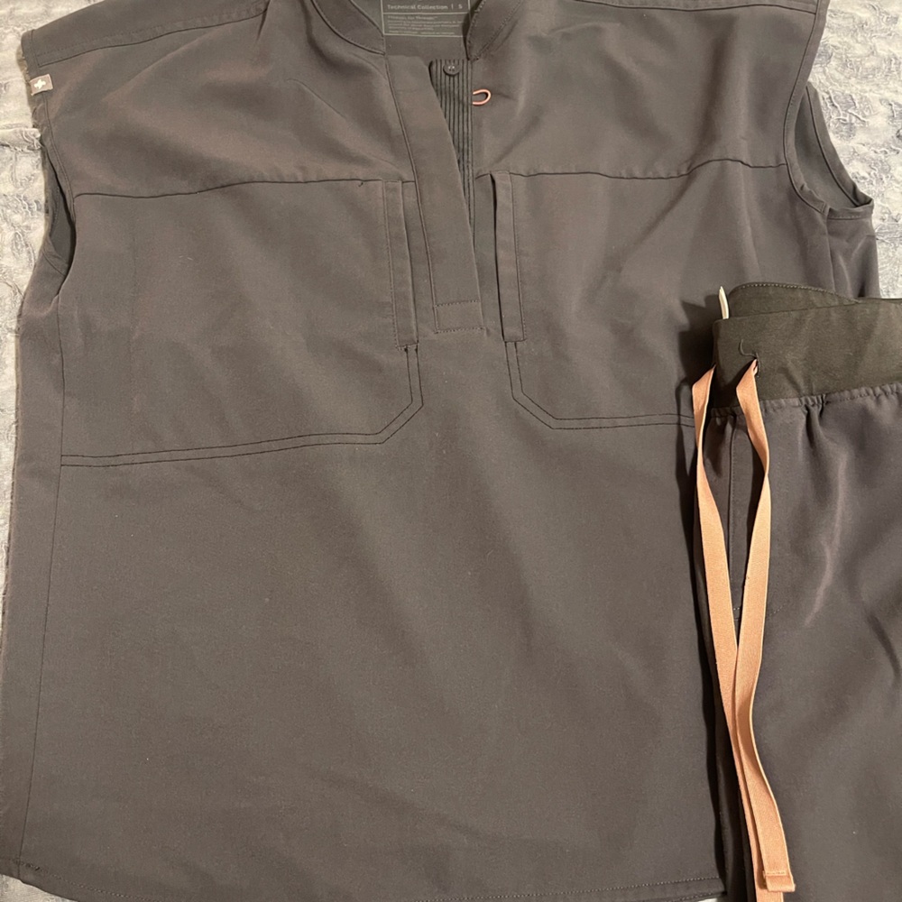 Small figs top. Fits large. Medium high waisted joggers. Worn twice.